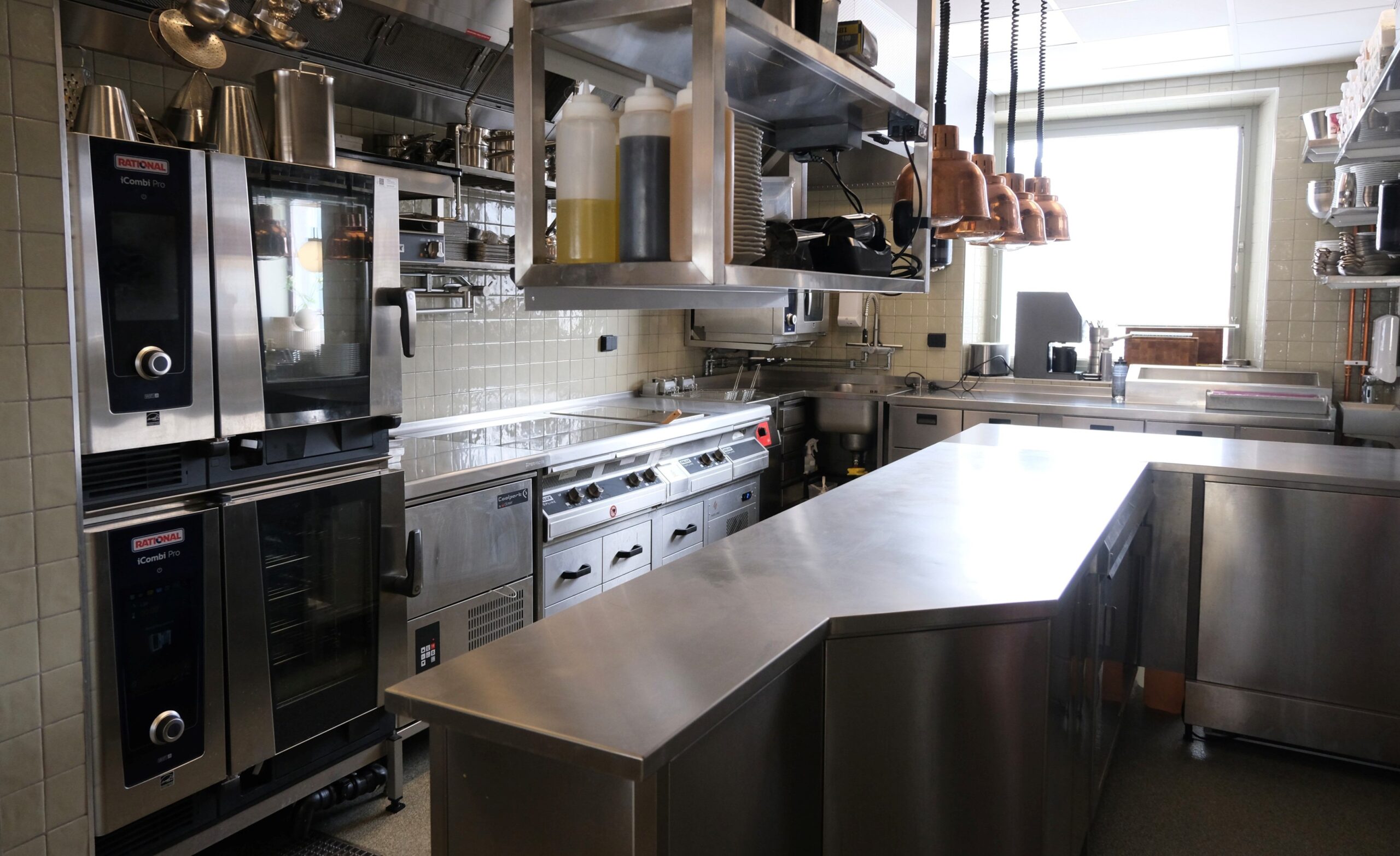 Custom rostfri bänk i köket hos Restaurang Ygbergs i Bromma