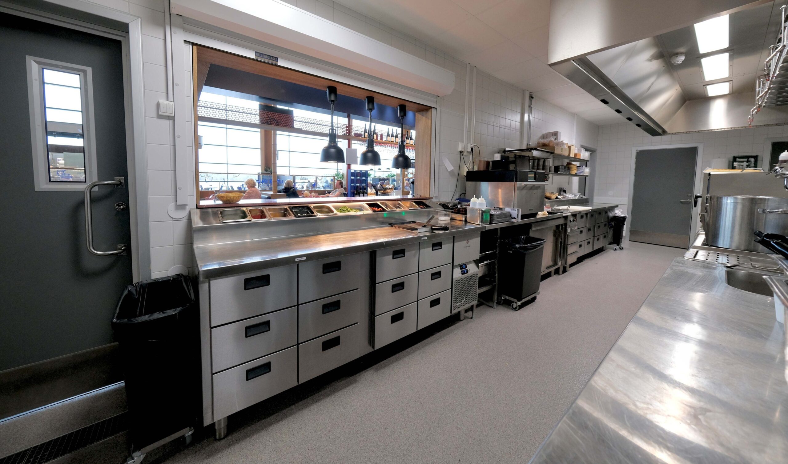 Kallskänkskylbänk från Haglund Industri hos Littte Italy by Pontus Frithiof på Arlanda Terminal 5