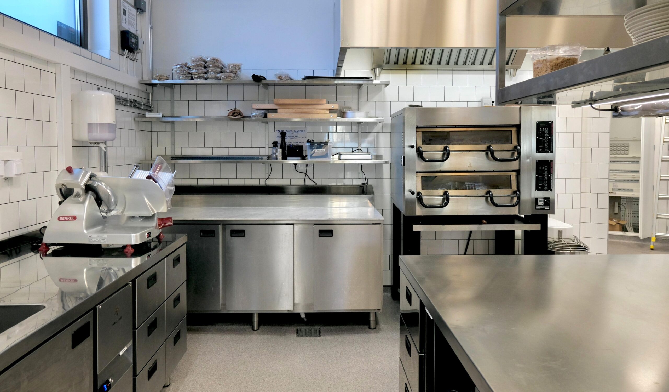 Pizzamaster pizzaugn och pizzakylbänk med marmortoppskiva på restaurang Ponti