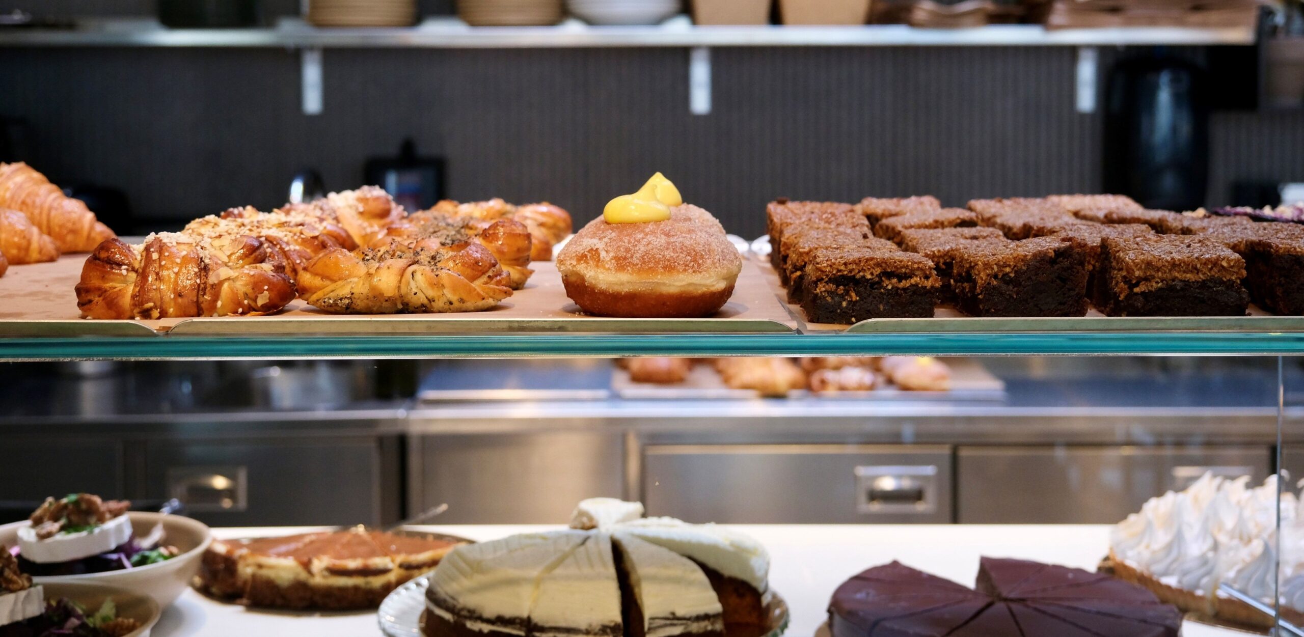 Bakverk på Café Volta på Hagaesplanaden i Hagastaden