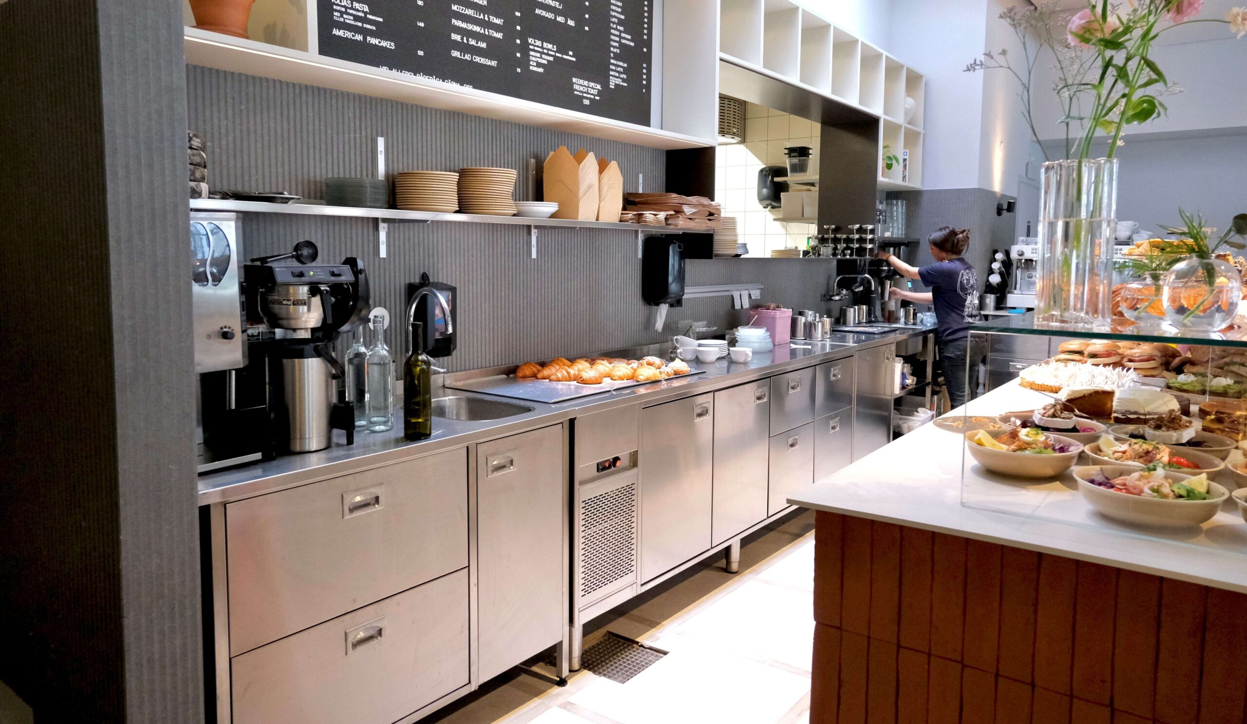 Kylbänk på Café Volta på Hagaesplanaden i Hagastaden