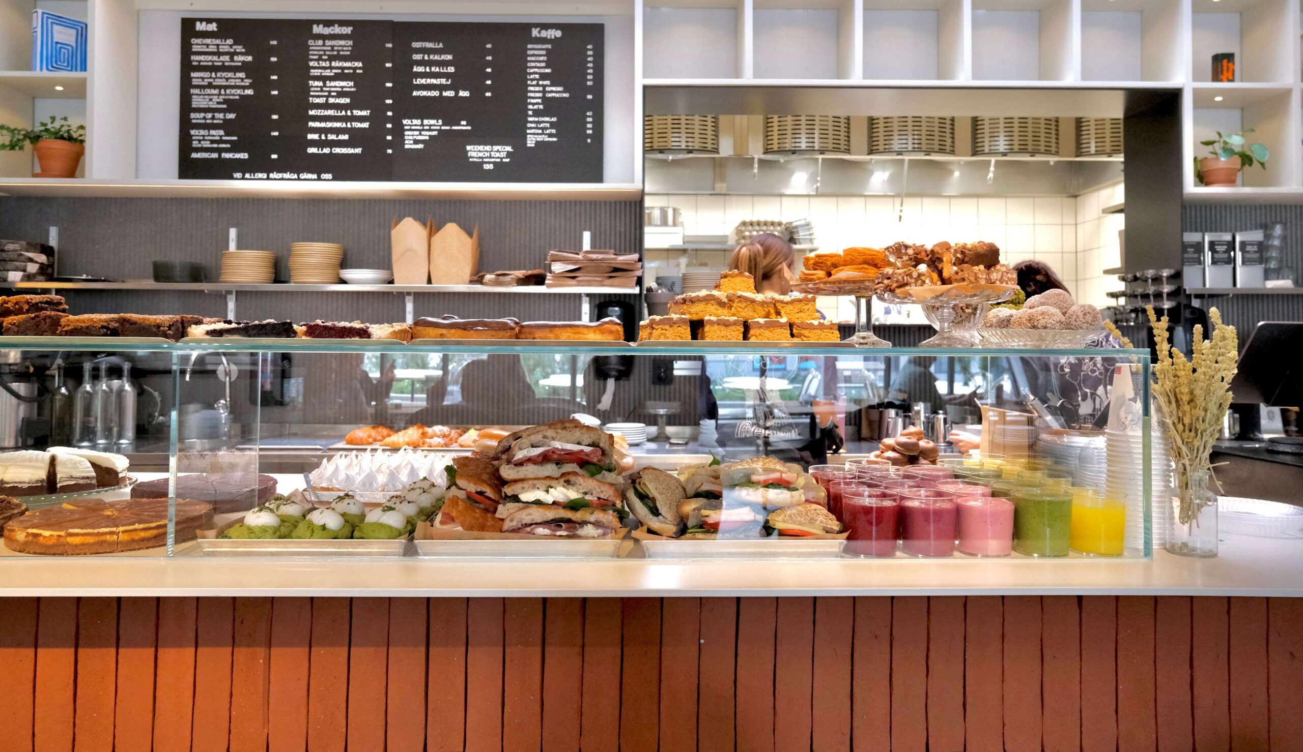 Kylmonter med glasklocka på Café Volta på Hagaesplanaden i Hagastaden