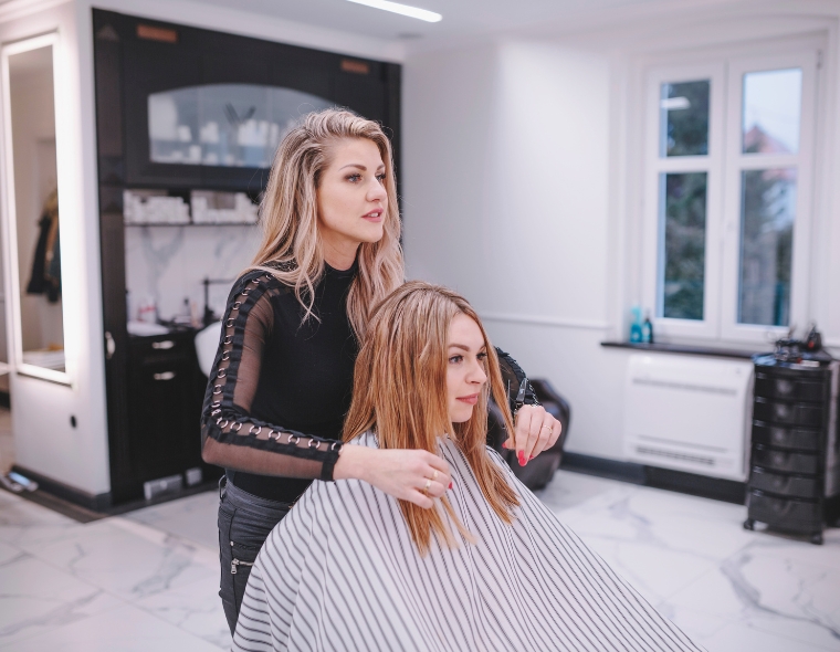 Naturelement som balanserar på varandra (stenar, träbit och en guldsten).